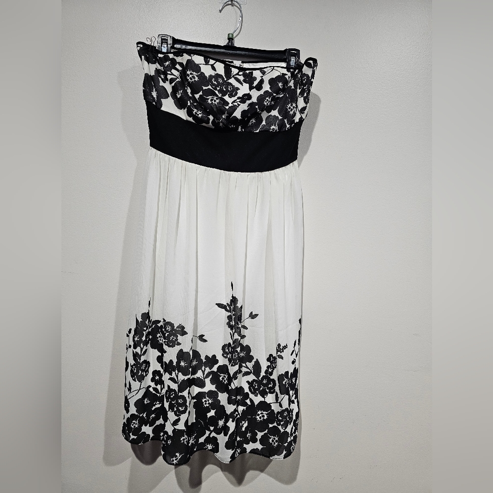White House Black Market Size 8 Strepless Floral Print, Fit and Flare Super Soft